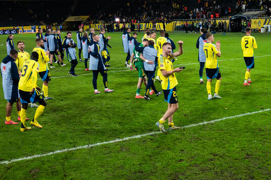 Dejan Kulusevski of Sweden and his teammates celebrate