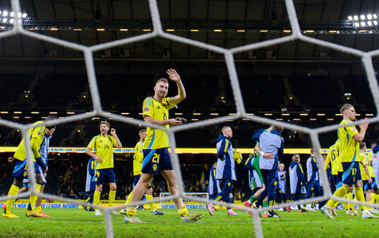 Dejan Kulusevski of Sweden and his teammates celebrate
