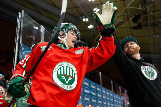Frölundas Arttu Ruotsalainen och materialförvaltaren Andy