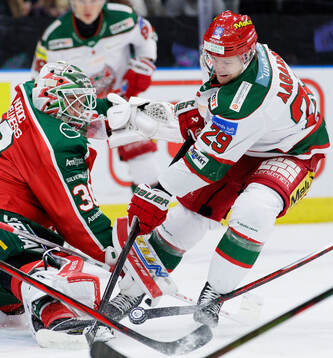 Frölundas målvakt Tobias Normann och Modos Mikkel Aagaard