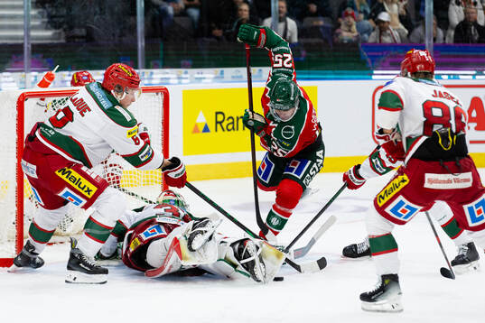 Modos målvakt Olle Eriksson Ek räddar ett avslut från