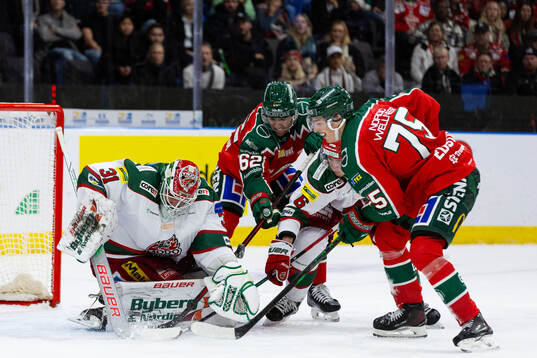 Modos målvakt Olle Eriksson Ek och Paul Ladue mot