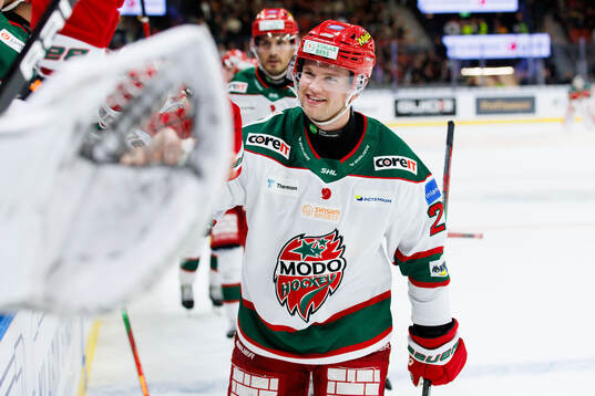 Modos Mattias Norlinder jublar