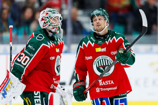 Frölundas målvakt Tobias Normann och Nicklas Lasu deppar