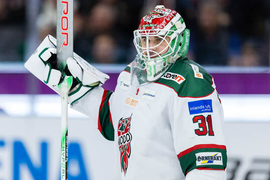 Modos målvakt Olle Eriksson Ek jublar