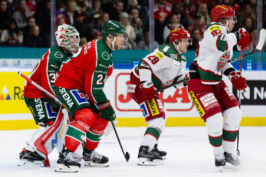 Frölundas målvakt Tobias Normann och Christian Folin mot