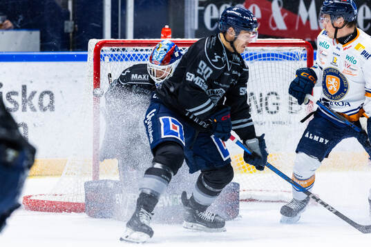 Linköpings målvakt Jesper Myrenberg och Lance Bouma mot