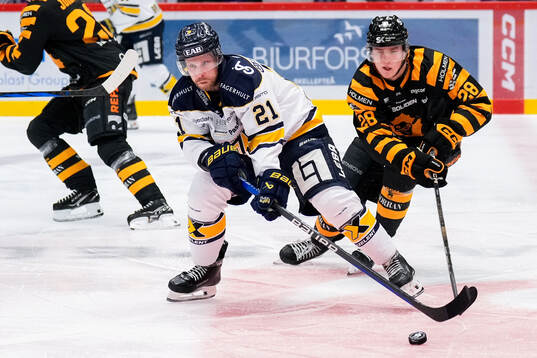 HV71s Mattias Tedenby och Skellefteås Michael