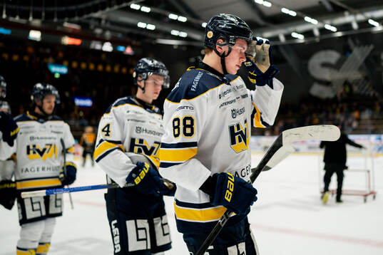 HV71s Herman Träff deppar