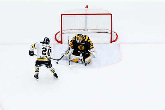 HV71s Andre Petersson och Skellefteås målvakt Linus