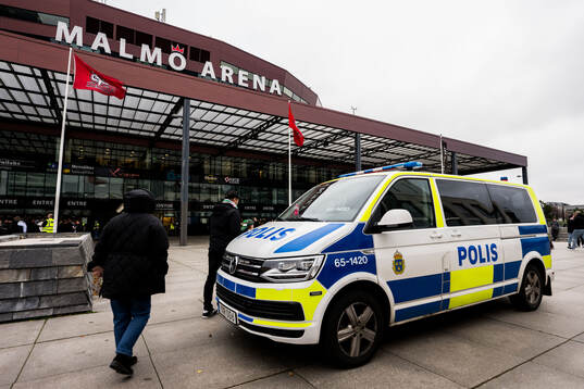 Polisbil utanför Malmö Arena