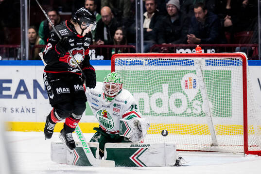 Malmö Redhawks Joona Ikonen och Rögles målvakt Arvid Holm