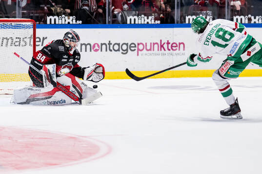 Malmö Redhawks målvakt Marek Langhamer räddar straff