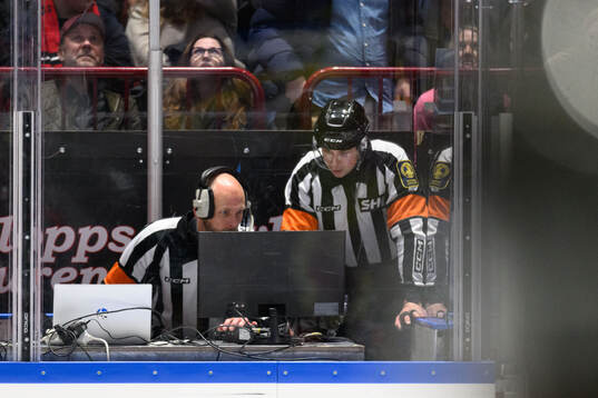 Domare kontrollerar Malmö Redhawks 4-3