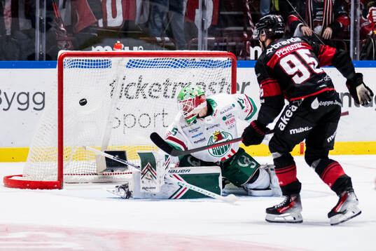 Malmö Redhawks Carl Persson och Rögles målvakt Arvid Holm