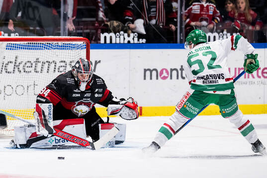 Rögles Felix Nilsson och Malmö Redhawks målvakt Marek