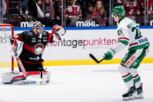 Malmö Redhawks målvakt Marek Langhamer räddar straff