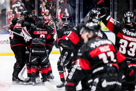Malmö Redhawks målvakt Marek Langhamer jublar med