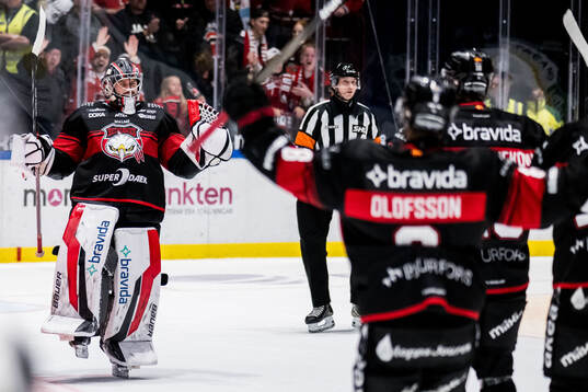 Malmö Redhawks målvakt Marek Langhamer jublar