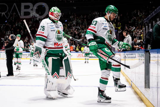 Rögles målvakt Arvid Holm och Josh Dickinson deppar
