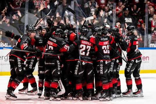 Malmö Redhawks spelare jublar