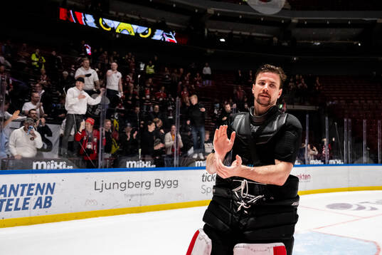 Malmö Redhawks målvakt Marek Langhamer jublar