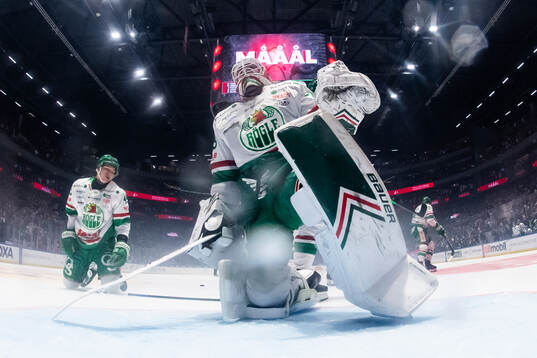 Rögles Gregor Biber och målvakt Arvid Holm deppar
