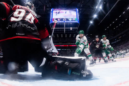 Rögles Dennis Everberg oroar mot Malmö Redhawks målvakt