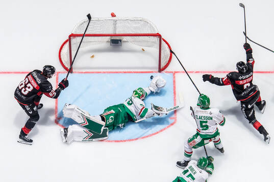 Malmö Redhawks Fredrik Händemark och Johan Olofsson jublar