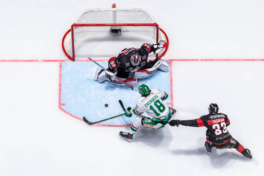 Rögles Dennis Everberg oroar mot Malmö Redhawks målvakt