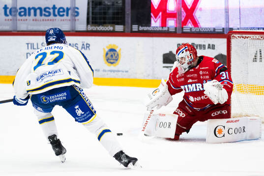 Leksands Lukas Vejdemo och Timrås målvakt Tim Juel
