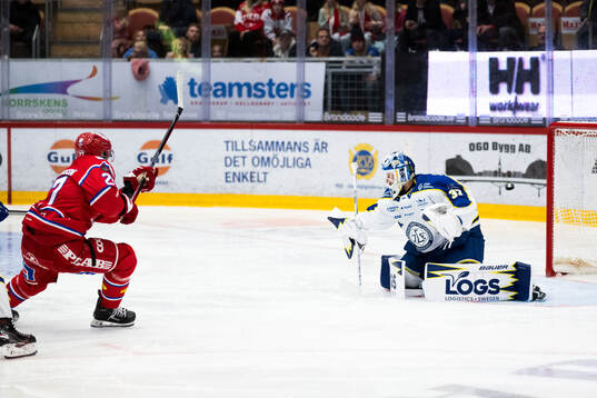 Timrås Oliver Johansson och Leksands målvakt Jakob