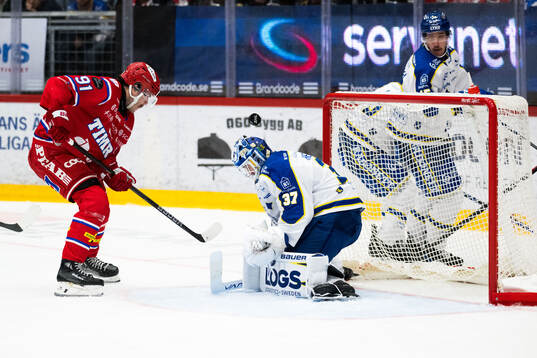 Timrås Magnus Pääjärvi och Leksands målvakt Jakob