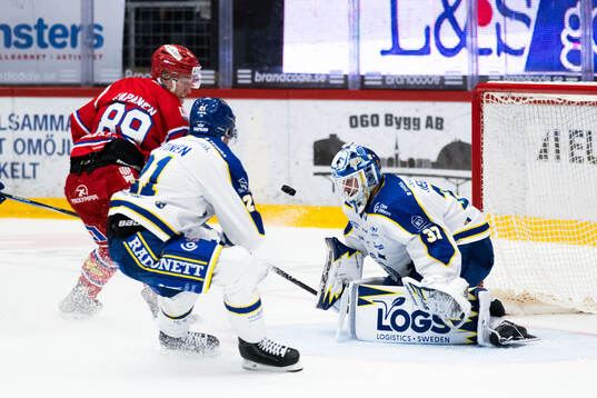 Timrås Oliver Kapanen och Leksands målvakt Jakob Hellsten