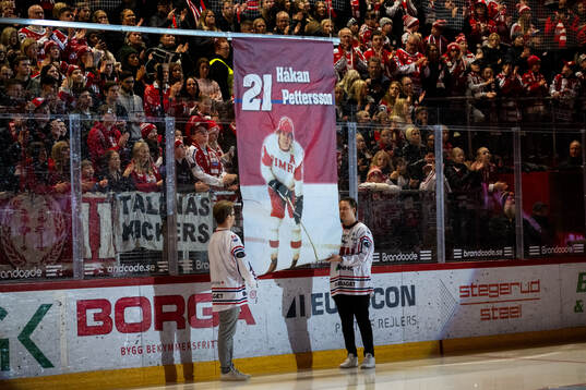 Timrå hissar Håkan Petterssons tröja med nummer #21 i