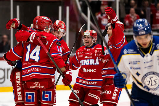 Timrås Erik Walli Walterholm jublar med lagkamrater
