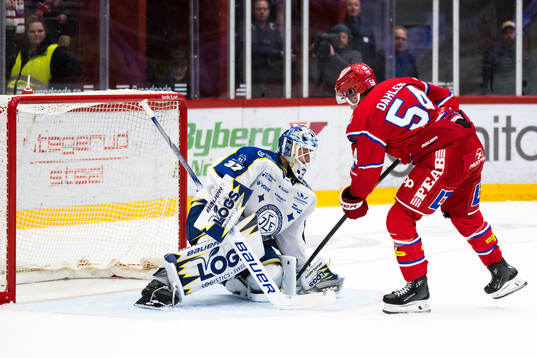 Timrås Jonathan Dahlén och Leksands målvakt Jakob