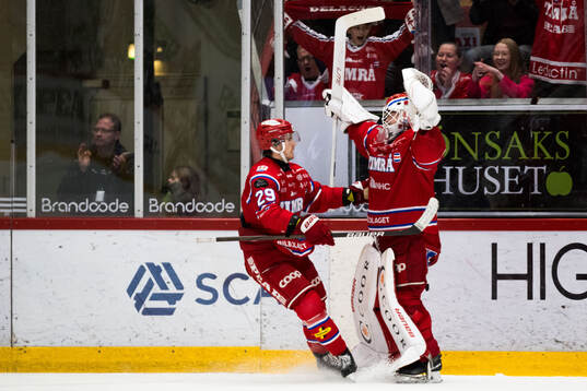Timrås Filip Hållander och målvakt Tim Juel jublar