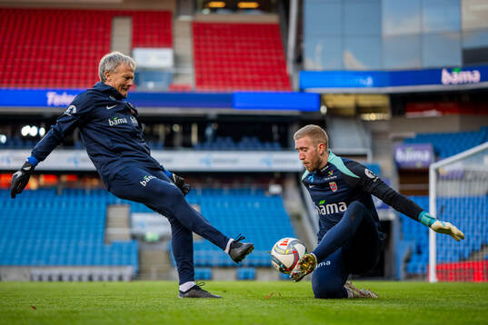 Goalkeeper coach Frode Grodås and goalkeeper Egil Selvik