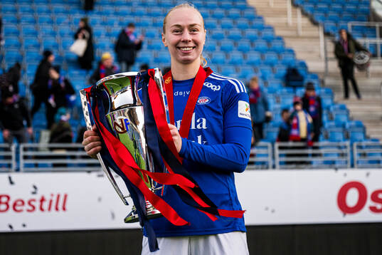 Sara Iren Hørte of Vålerenga celebrates with the trophy