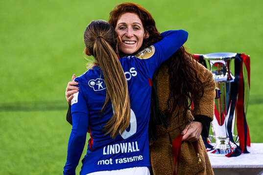 Tilde Lindwall of Vålerenga and Lise Klaveness, president