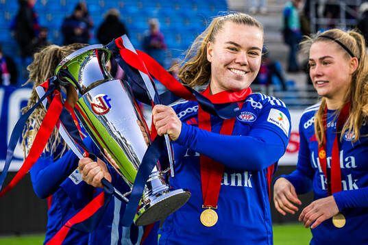 Olaug Tvedten of Vålerenga celebrates with the trophy