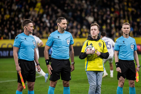 Referee Mykola Balakin and ball presenter from Min Stora