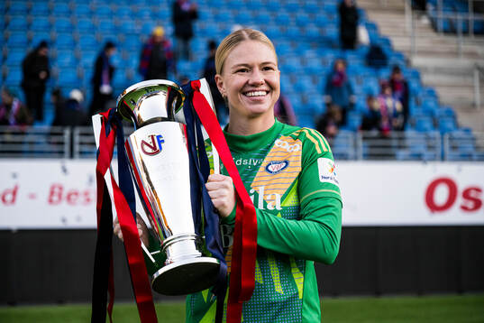 Jalen Tompkins of Vålerenga celebrates with the trophy