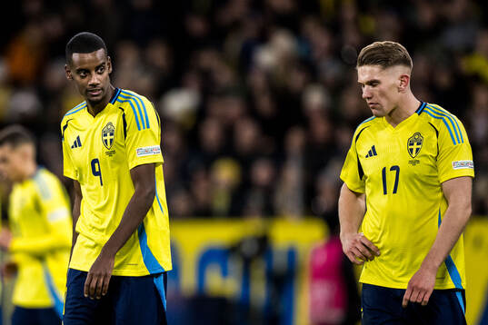 Alexander Isak and Viktor Gyökeres looks dejected of