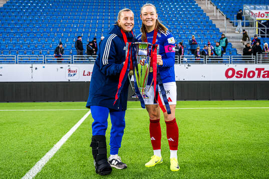 Stine Brekken and Janni Thomsen of Vålerenga celebrates