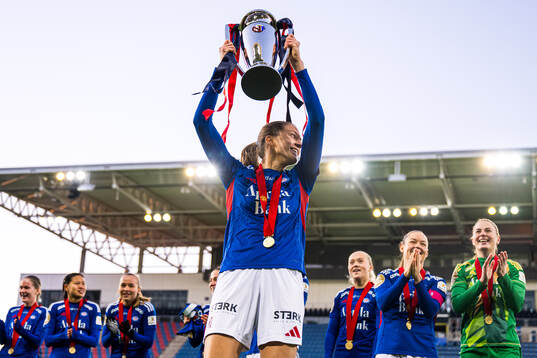 Emma Stølen Godø of Vålerenga celebrates with the trophy