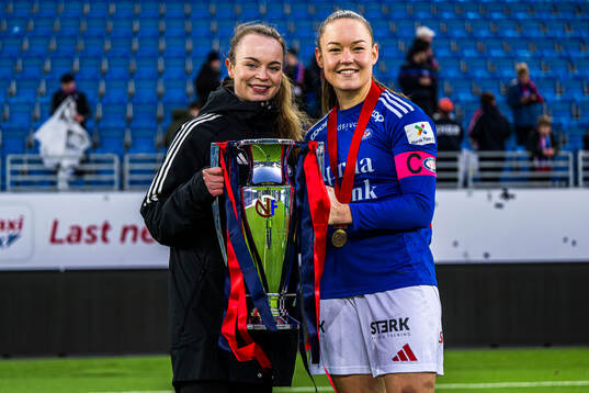 Siri Nesheim and Janni Thomsen of Vålerenga celebrates