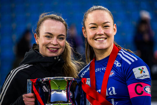 Siri Nesheim and Janni Thomsen of Vålerenga celebrates