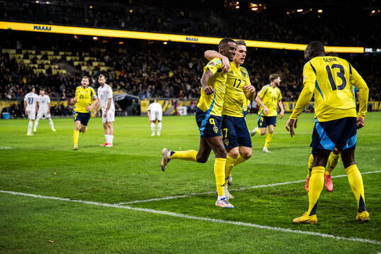 Alexander Isak and Viktor Gyökeres of Sweden celebrate 2-1